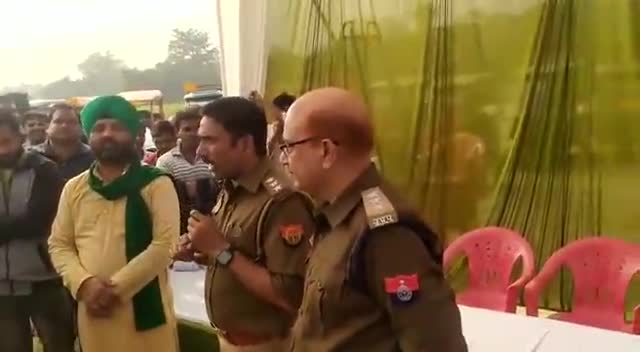 सीतापुर: #SitapurPolice द्वारा शहर के ई-रिक्शा चालकों के साथ की  गयी गोष्ठी|