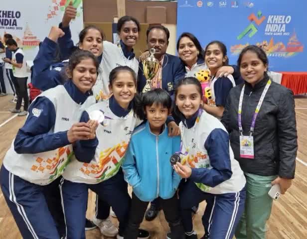 Happy faces of the Girl's #Basketball team with their coach Kalva Radha Rao.
Rajnandgaon team represented Chhattisgarh, had won the 🥈Medal in the #KheloIndia Youth Games 2022 .