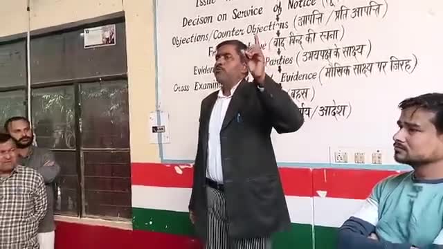 तहसील तिर्वा में लेखपाल के खिलाफ FIR न होने पर अधिवक्ताओं का विरोध