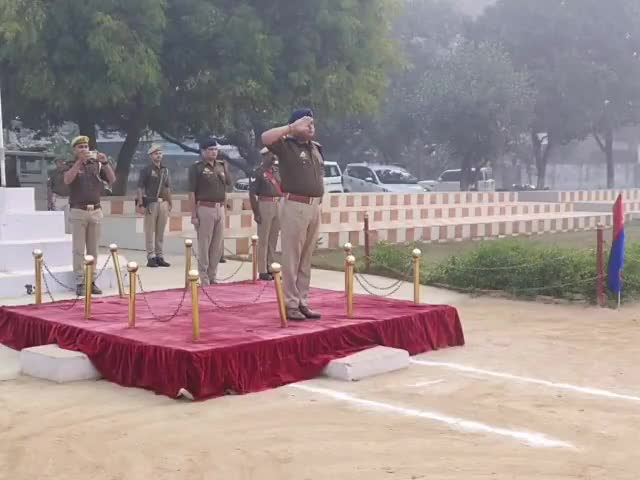 सुल्तानपुर: पुलिस अधीक्षक ने पुलिस लाइन में परेड की ली सलामी, परेड का निरीक्षण कर दिए आवश्यक निर्देश