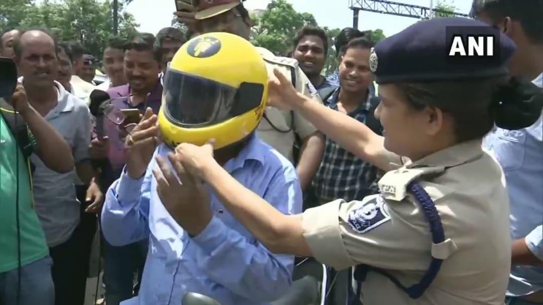 Odisha Police fines ₹500 for not wearing helmets, gives free helmets