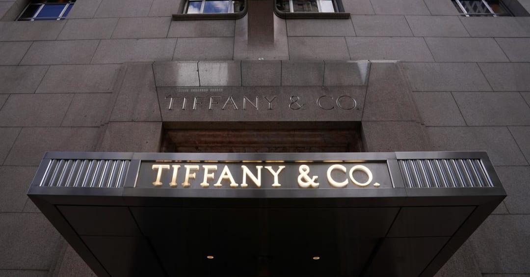 Louis Vuitton owner offering $14.5 bn to buy Tiffany: Report | Business News | Inshorts