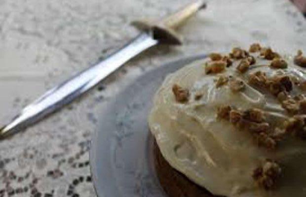 27 वर्षीय व्यक्ति ने महाराष्ट्र में तलवार से काटा बर्थडे केक, पुलिस ने किया  गिरफ्तार