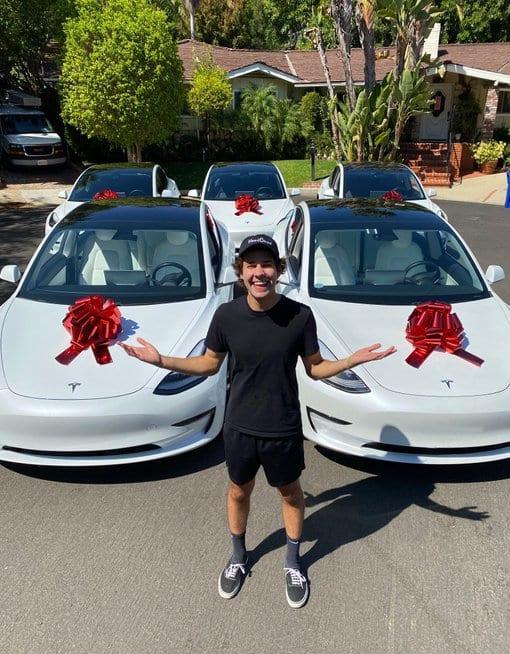 1L American voters register in a day after YouTuber announces Tesla