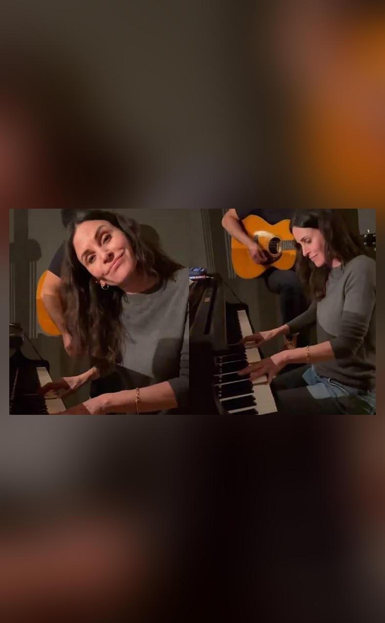 Courteney Cox performs 'Friends' theme song on piano ...