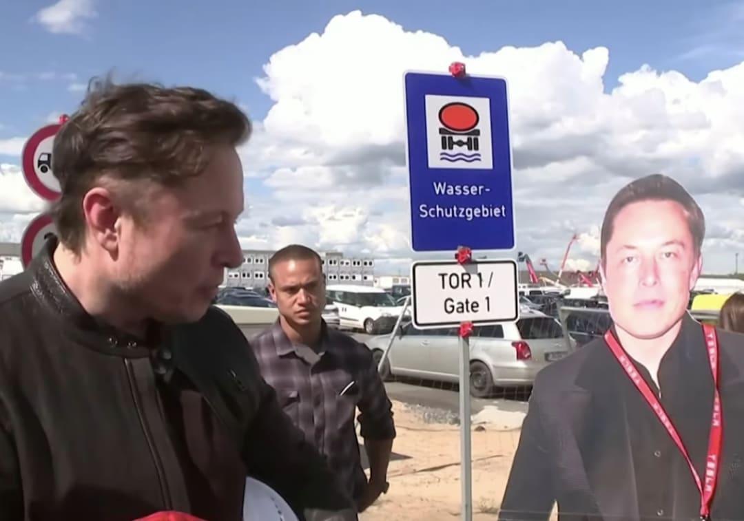 Man brings lifesized cardboard cutout of Elon Musk & asks him to sign