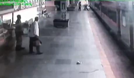 RPF constable saves man from falling under moving train in Mumbai ...