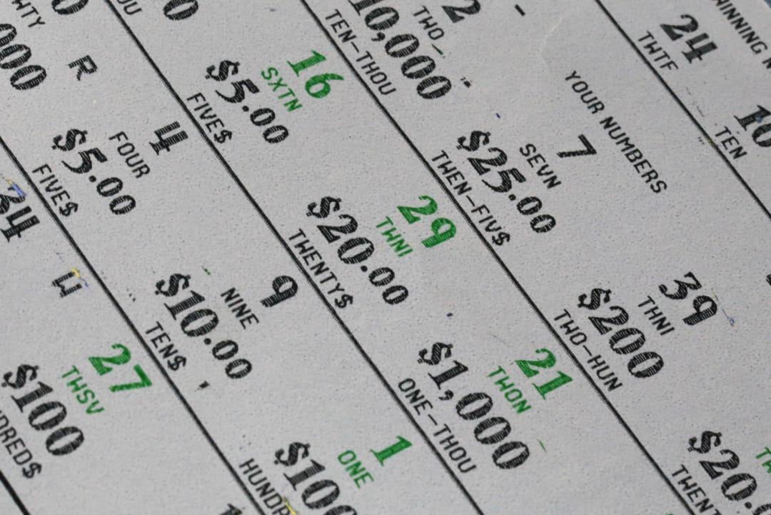 us-man-who-got-free-lottery-ticket-after-covid-jab-wins-1-mn-prize-hatke-news-inshorts