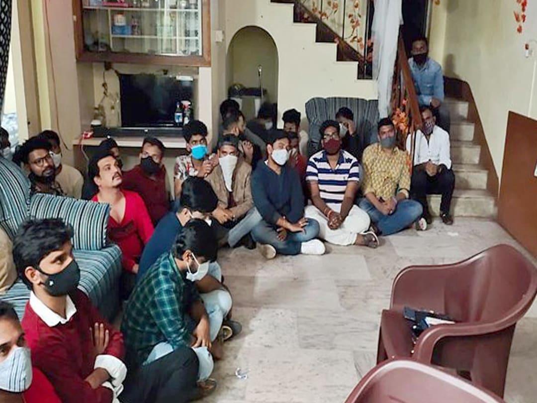 हैदराबाद में रेव पार्टी का भंडाफोड़, 44 लोग गिरफ्तार | National News |  Inshorts