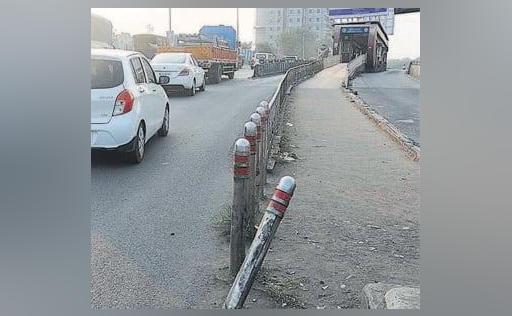 2 dead, 2 injured after car crashes into bus stop in Pune