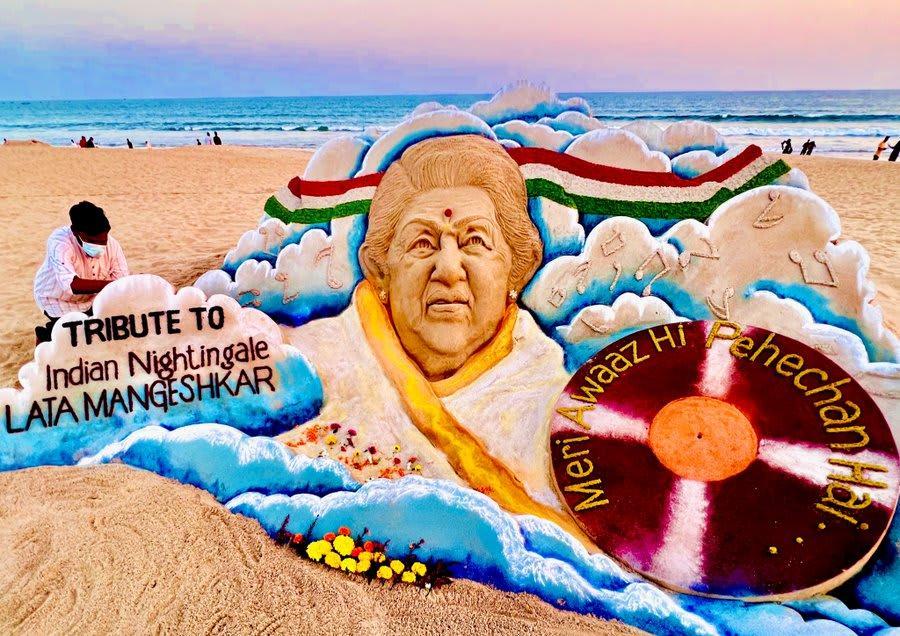 सुदर्शन पटनायक ने पुरी में रेत से लता मंगेशकर की कलाकृति बनाकर दी उन्हें  श्रद्धांजलि