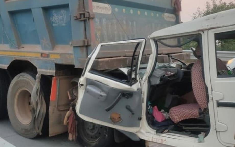 SUV rams into truck on Yamuna Expressway, 5 of a pilgrim group die