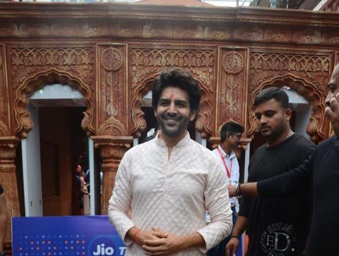 Kartik Aaryan visits Lalbaugcha Raja on Ganesh Chaturthi, pics surface ...