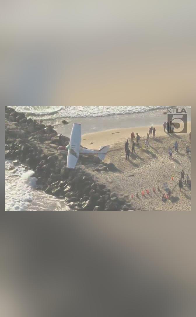 Small plane makes crash landing on Ventura beach; pic surfaces
