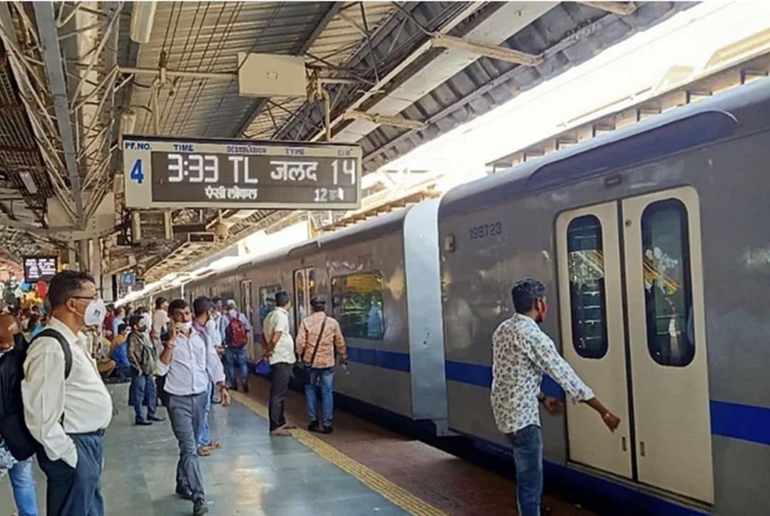 First class Passengers In Mumbai Can Upgrade Passes To Travel In AC first-class-passengers-in-mumbai-can-upgrade-passes-to-travel-in-ac