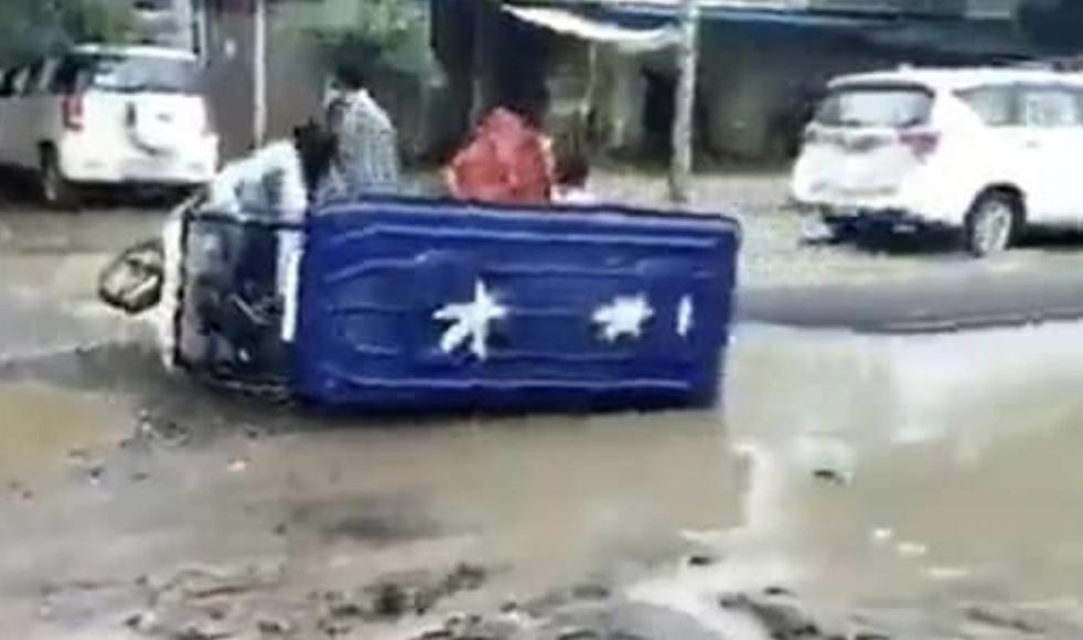 E-rickshaw topples due to pothole in UP while officials' convoy passes by; video surfaces