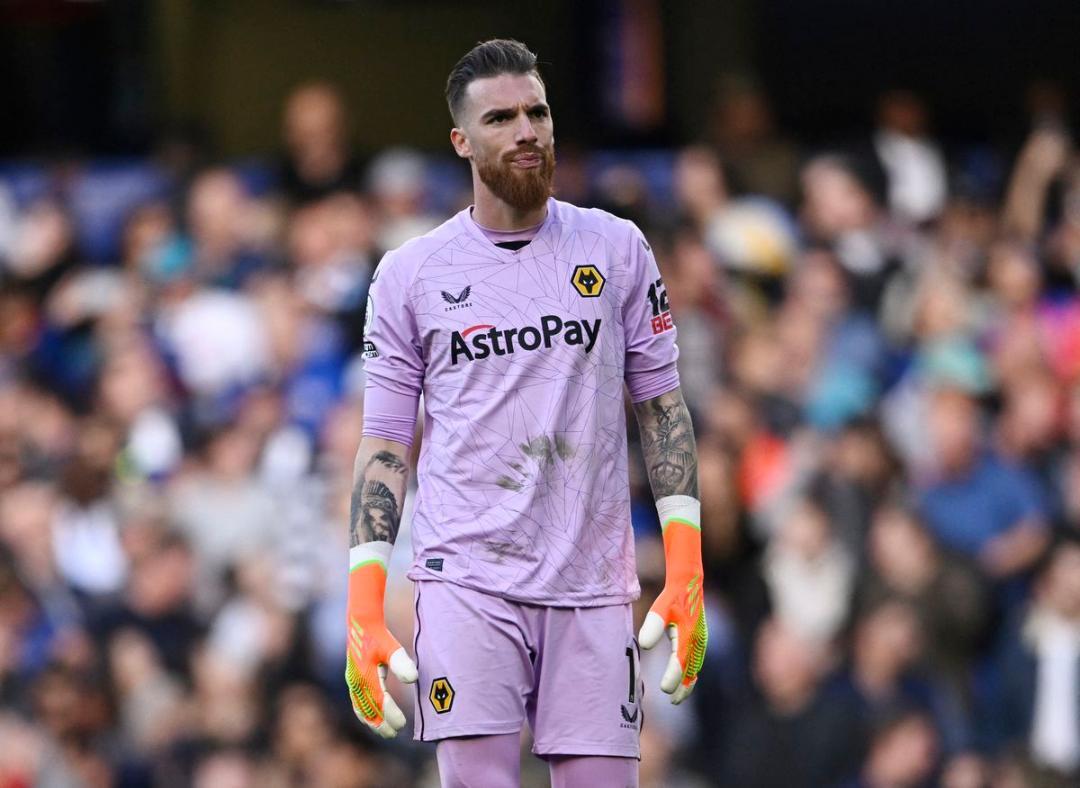 Goalkeeper Sa playing with a broken wrist since Aug Wolves manager