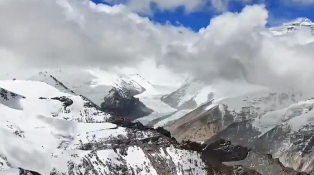 Drone captures footage of Mount Everest, Twitter users call it