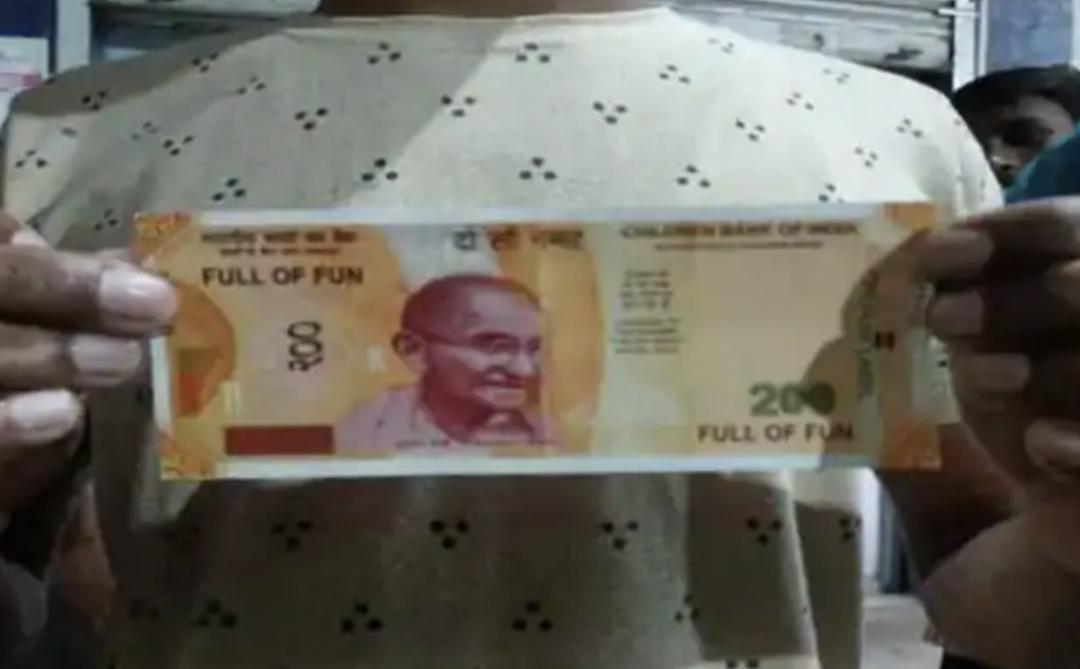 ATM dispenses fake 'Children Bank of India' currency notes in UP, video