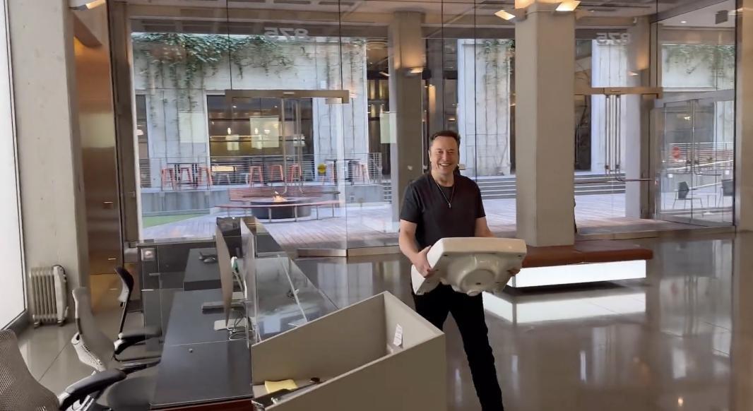 Musk tweets video of him walking into Twitter headquarters carrying a ...