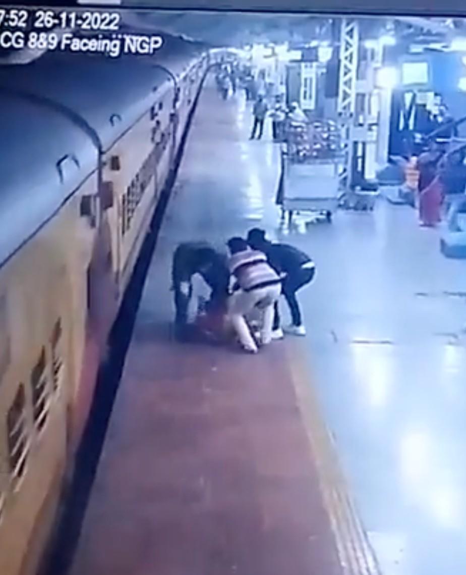 Mumbai policeman saves woman from slipping while boarding train ...