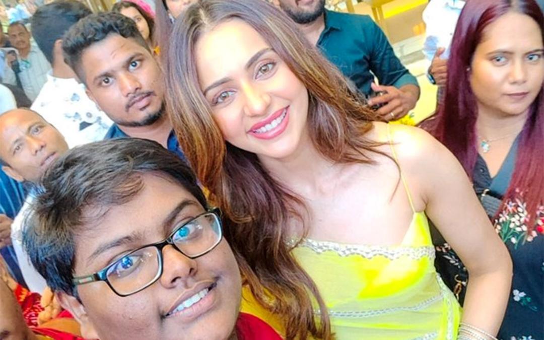 Rakul gets picture clicked with fan who travelled hrs to meet her