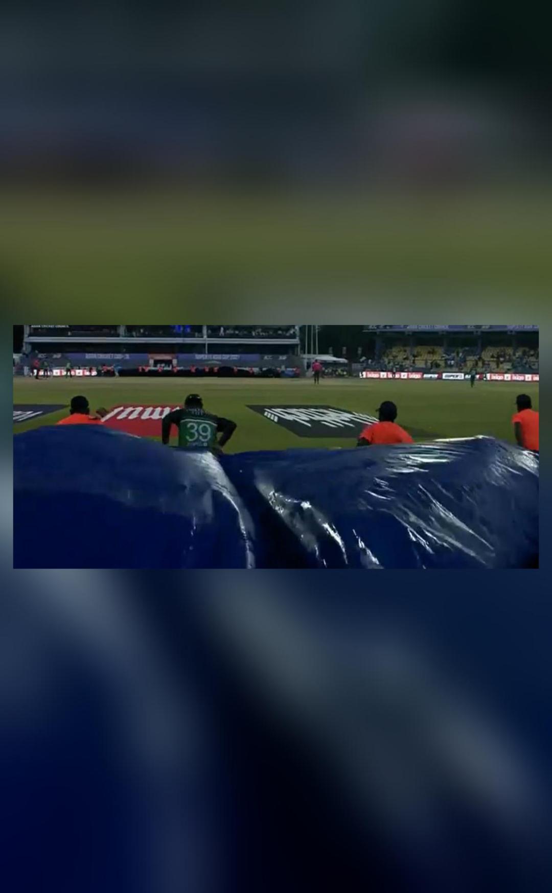 Fakhar Zaman helps groundsmen to cover ground after rain in India-Pakistan match, pic viral - Vimarsana News