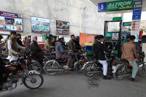 Pak's Balochistan shuts 500 petrol pumps for smuggling Iran fuel - Vimarsana News