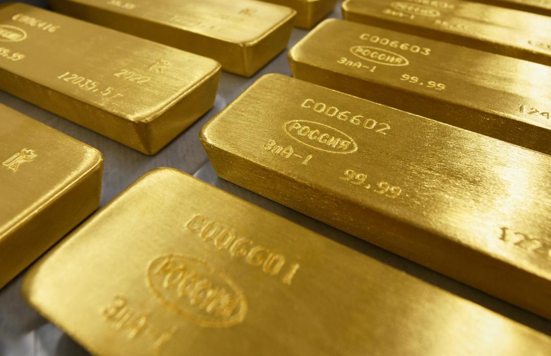 Gold prices surge to record high in Delhi