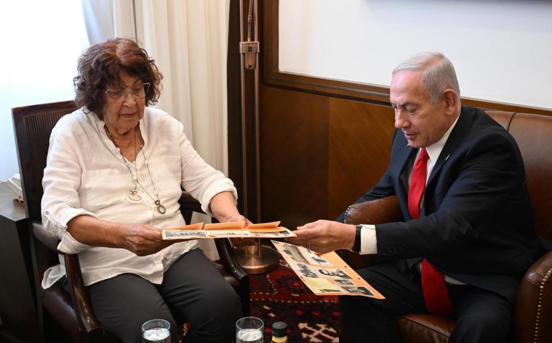 Items of famous Israeli spy Eli Cohen handed over to his widow 60 yrs after Syria hanged him