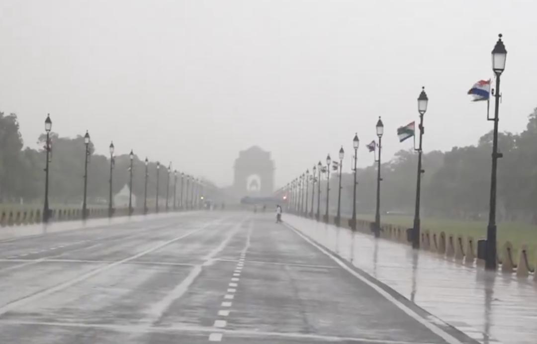 Dust Storm and Rain Lash Delhi-NCR Amid Thunderstorm Warning