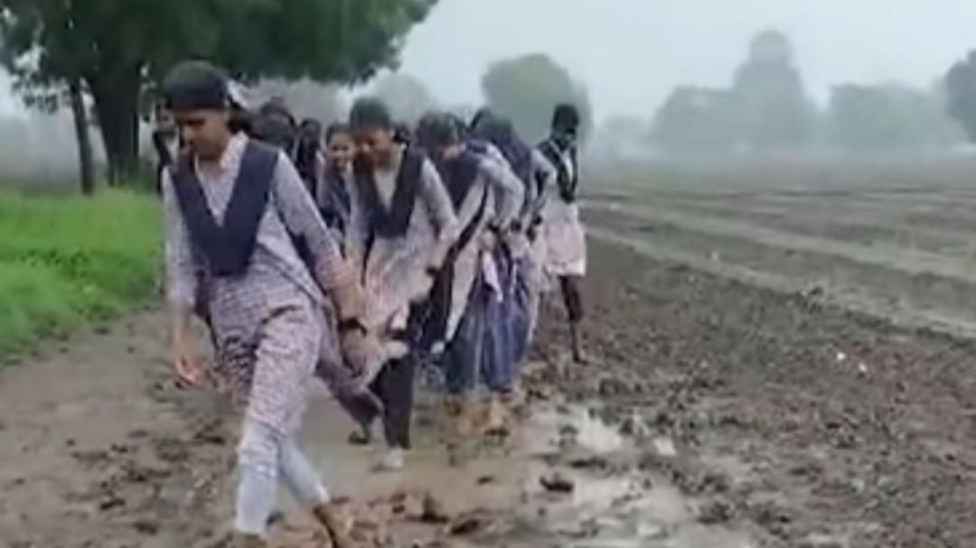 Maha students hold class at Tehsil office to protest bad roads