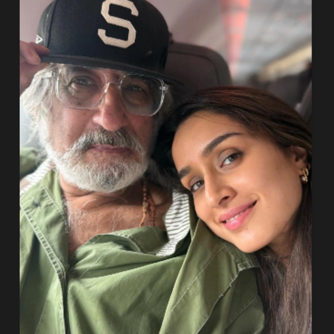 Shraddha Kapoor shares heartfelt pic with father Shakti Kapoor | Tap to know more | Inshorts