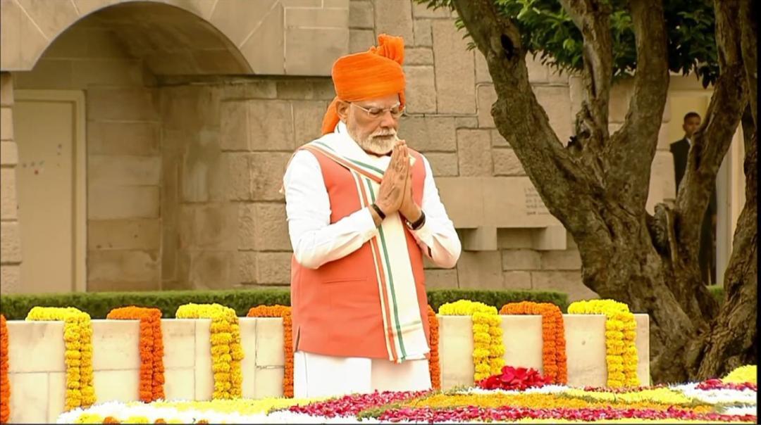 PM Modi dons saffron turban, tricolour stole on Independence Day