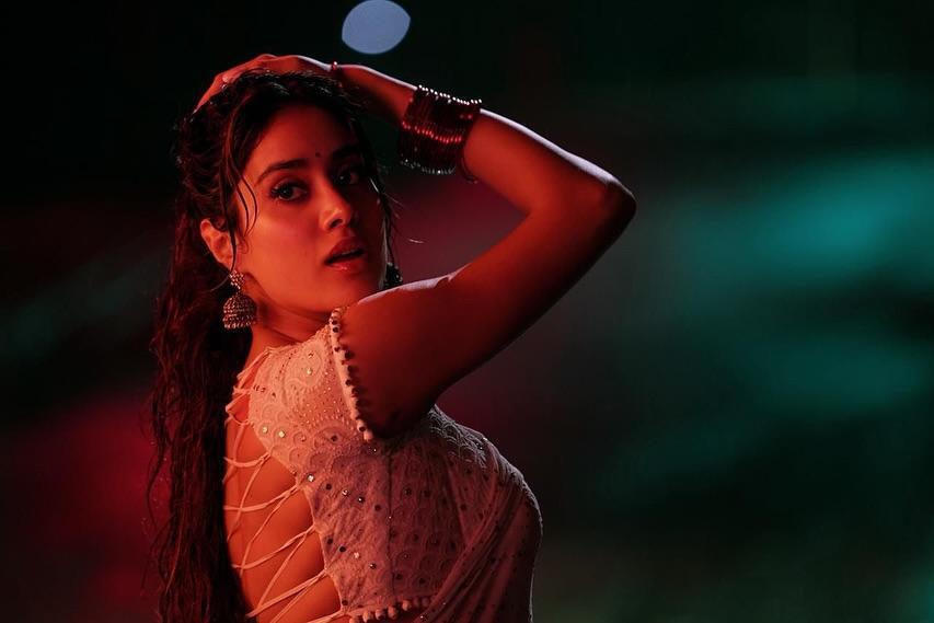 Janhvi Kapoor recreates Rekha's Judaai look in saree