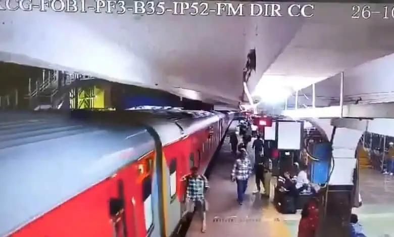Man falls while getting off wrong train in Hyd, rescued