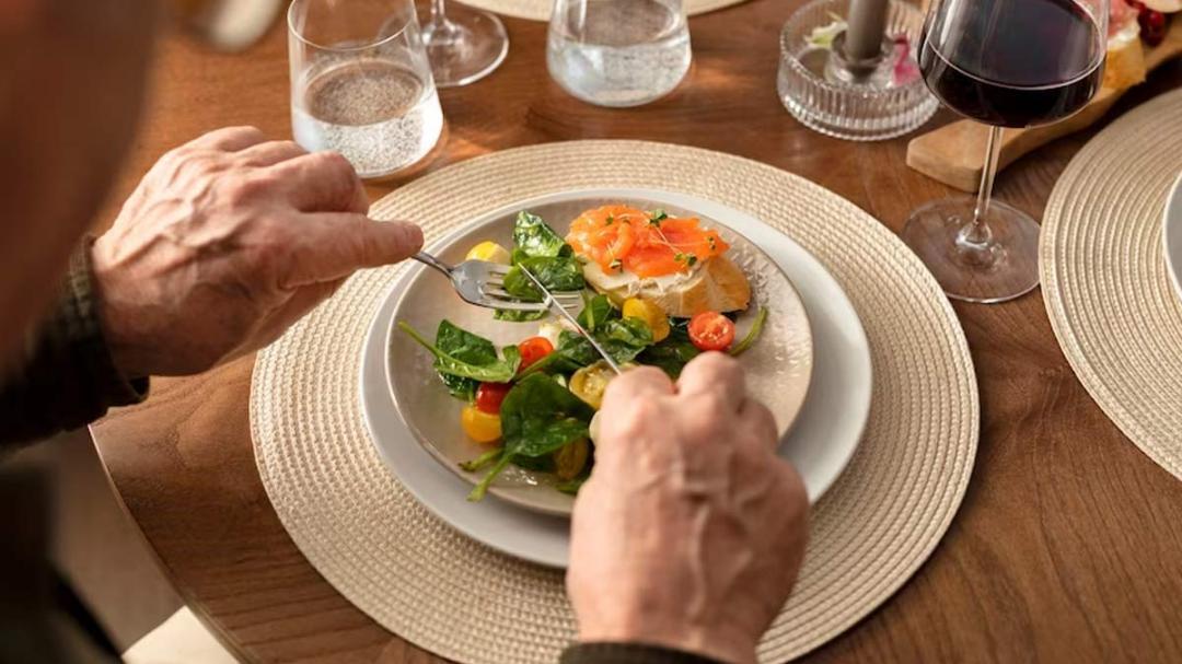 Late meals slow down metabolism, cause weight gain: Study