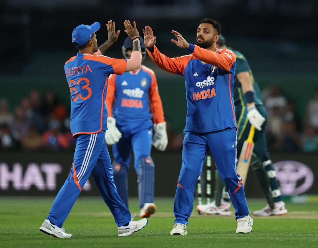 Chakaravarthy dismisses Maxwell for the 6th time in T20s