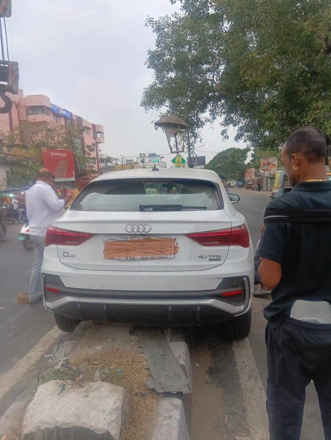 କଟକ ପୌରାଞ୍ଚଳ: କଟକ ବାଦାମବାଡ଼ିରେ ଅଡ଼ି କାର ଦୁର୍ଘଟଣା, ନମ୍ବର ପ୍ଲେଟ ...