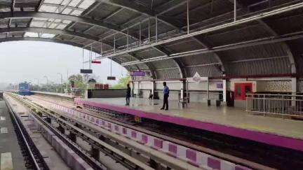 First commercial #Metro service entering newly inaugurated #Majerhat station of #PurpleLine this morning...