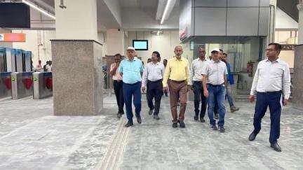 Shri P Uday Reddy, GM inspected under construction #Beleghata & #BarunSengupta stations of #OrangeLine. During this inspection, senior officials of #RVNL and #MetroRailway were present.