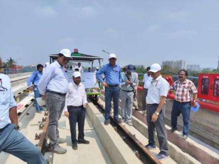 Shri J.K.Garg,#CCRS today inspected #DumDumCantonment #Metro station & inspected #Noapara to #DumDumCantonment stretch of #YellowLine. #SpeedTrial on this stretch was also conducted in his presence at max 75 kmph speed.