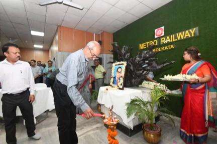 Shri  P Uday Kumar Reddy,GM,  #MetroRailway paid #homage to Dr. B.R. Ambedkar, the great scholar and the Architect of the #Constitution of #India today on his birth anniversary. Other senior officers and staff also paid floral tributes.