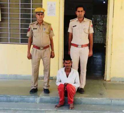 पुलिस थाना #सोप की कार्यवाही
 अवैध हथकड शराब का परिवहन करते एक व्यक्ति #गिरफ्तार। 3 लीटर अवैध  हथकड़ शराब #जप्त।