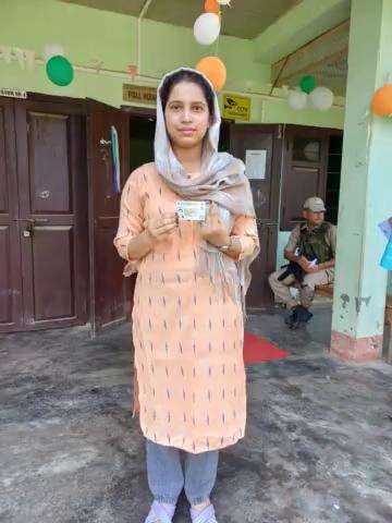 A 1st time voter from Jiribam, Manipur showing her inked finger after casting her vote in the 2nd Phase of #GeneralElections2024.

#LokSabhaElections2024