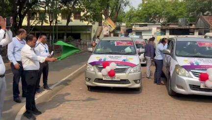 घर घर जाबो वोट कराबो... कलेक्टर डॉ गौरव सिंह ने होम वोटिंग कराने, हरी झंडी दिखाकर मतदान दलों को किया रवाना। #raipurnews