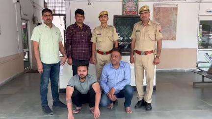 भीलवाडा पुलिस की कार्यवाही एक दर्जन व्यापारियों के साथ करोडों का धोखाधडी करने वाले ईनामी ठग गिरफ्तार।
#RajasthanPolice #BhilwaraPolice