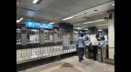 Two new #AFCPC gates have been installed near the ticket counters adjacent to the DN platform of #ParkStreet #Metro station of #BlueLine for the benefit of the commuters.