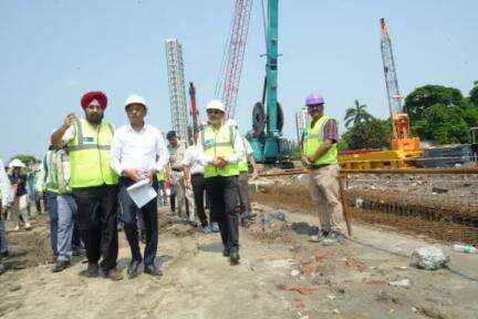 Shri P Uday Kumar Reddy,GM inspected the construction work of #Victoria station of #PurpleLine &the #CastingYard at Sarkarpool today.During inspection he was briefed about the work execution plan of this station & the details of the tunnel