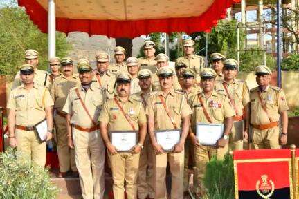 #राजस्थान_पुलिस_स्थापना_दिवस पर पुलिस अधीक्षक द्वारा पुलिस लाइन अलवर में उत्कृष्ट कार्य करने वाले पुलिस अधिकारियों व कर्मचारियों को उत्तम, अति उत्तम सेवा चिन्ह एवं अच्छा कार्य करने वालों को सम्मानित किया गया।
#IgpJaipur 
#PoliceRajasthan